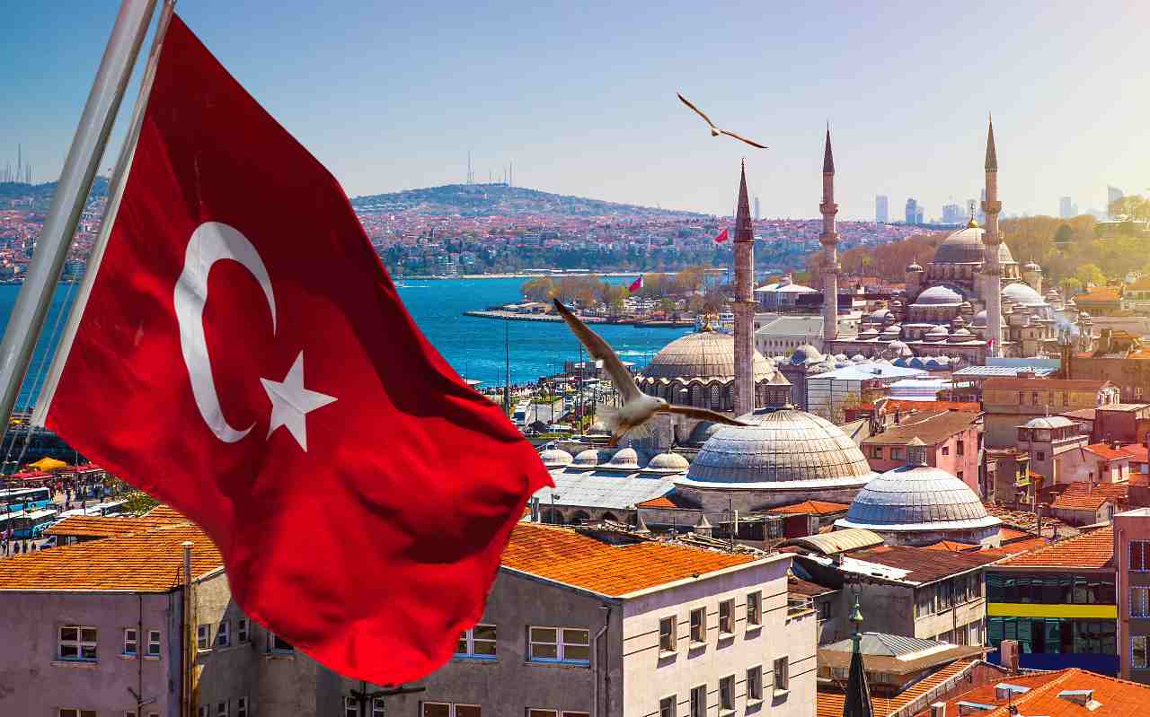 Мечеть в Турции с флагом