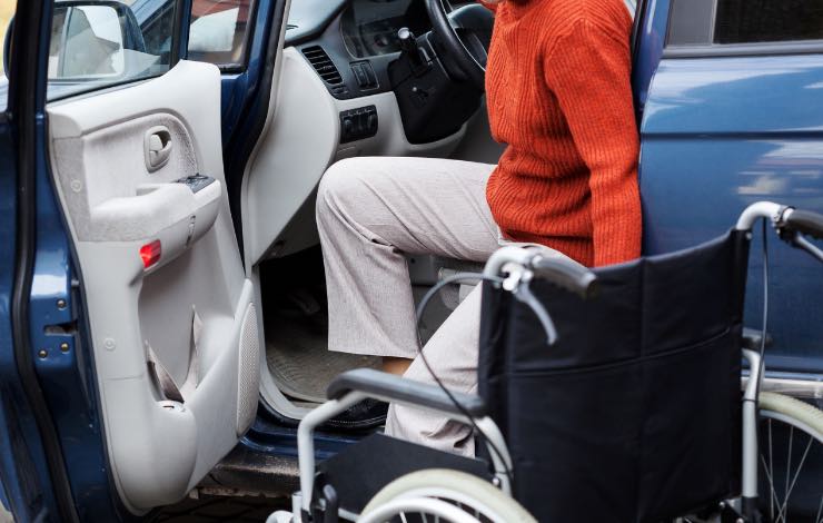 donna che scende dall’auto per disabili 