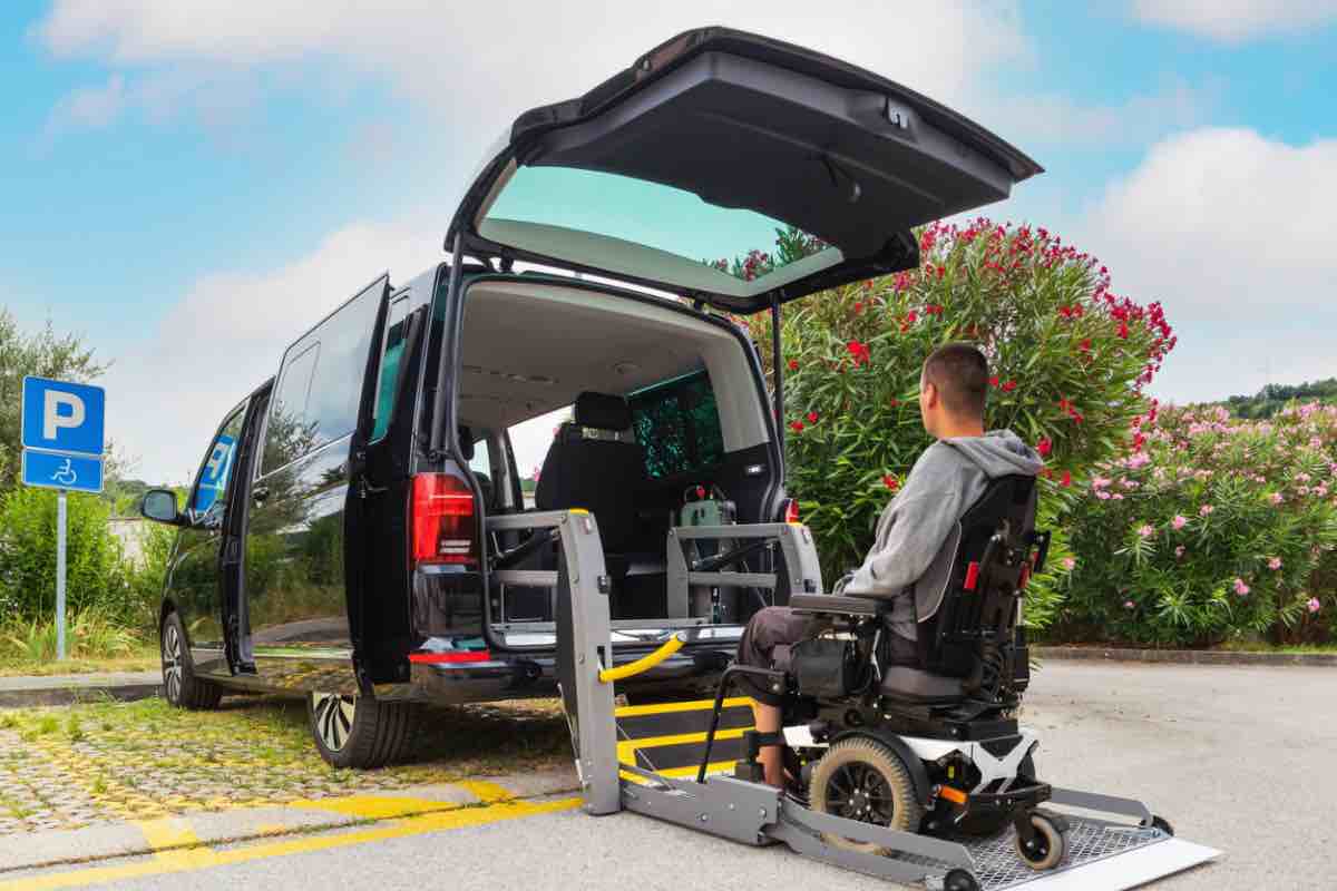 disabile che entra in auto 