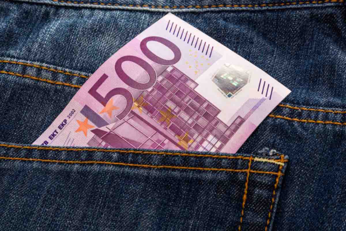 Banconota 500 euro nel jeans