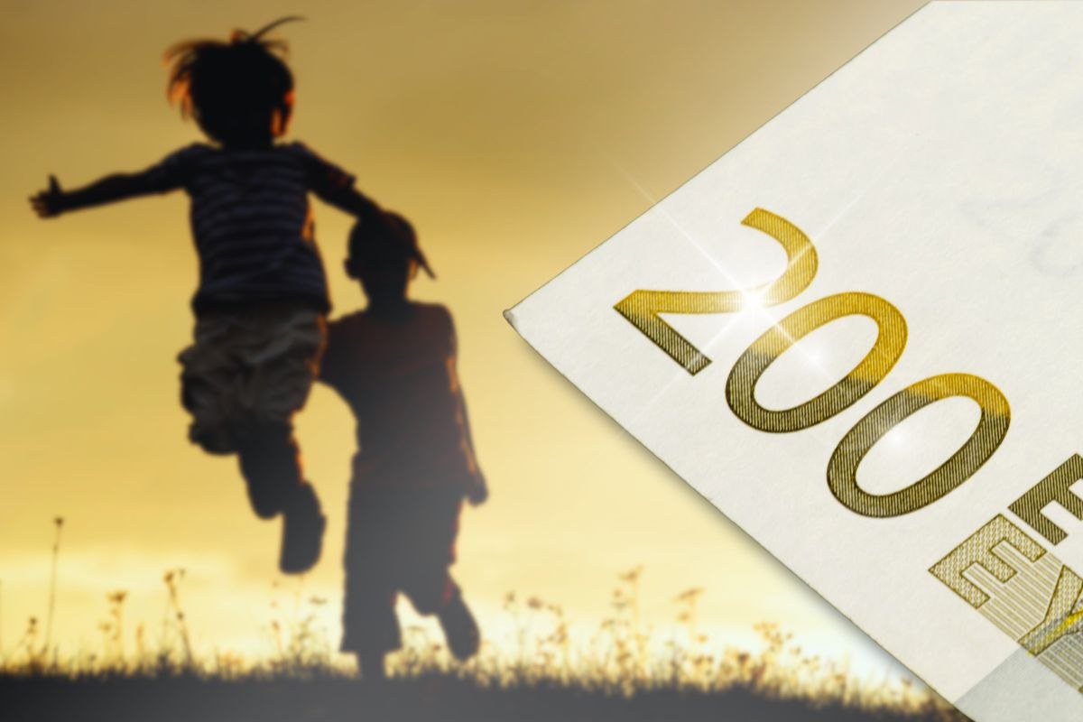 bambini che saltano e carta da 200 euro