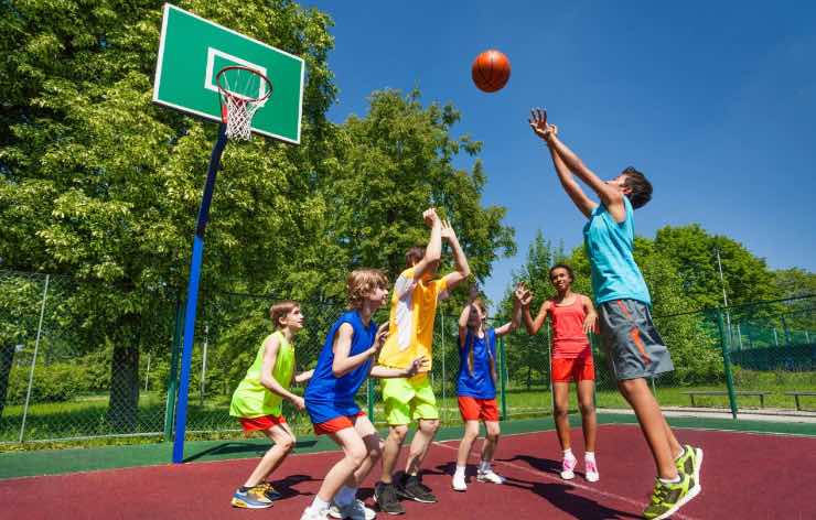 ragazzi che fanno basket