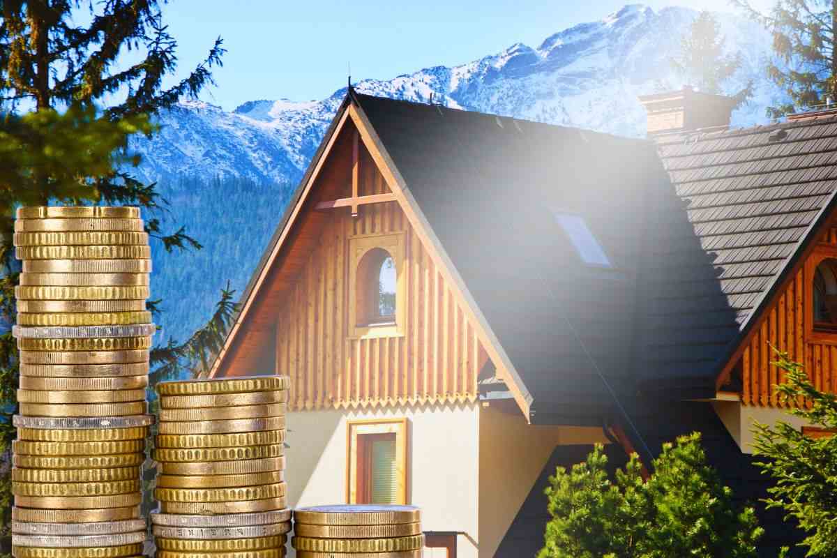 case di montagna con pila euro in monete