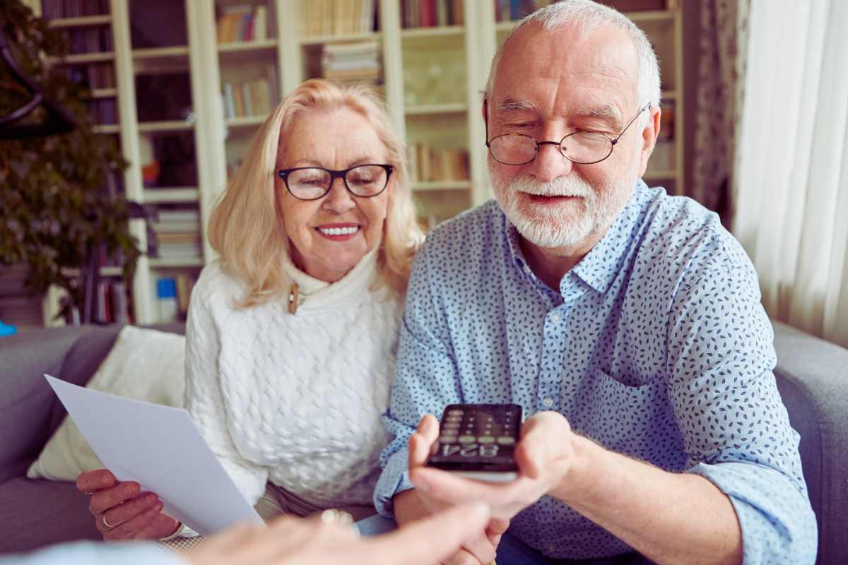 coppia di anziani calcola pensioni