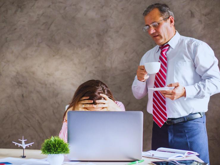 Trattati male o non rispettati a lavoro: cosa dice la legge