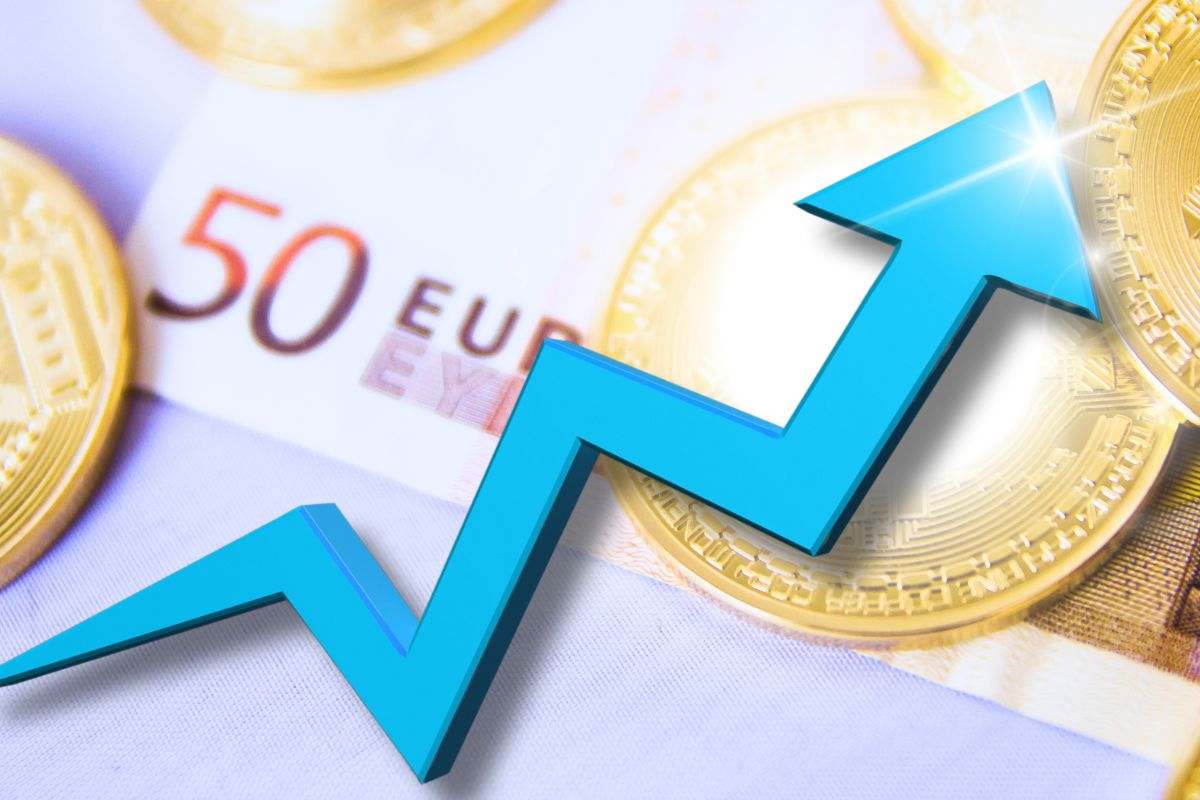 altcoin e banconote euro con freccia in crescita