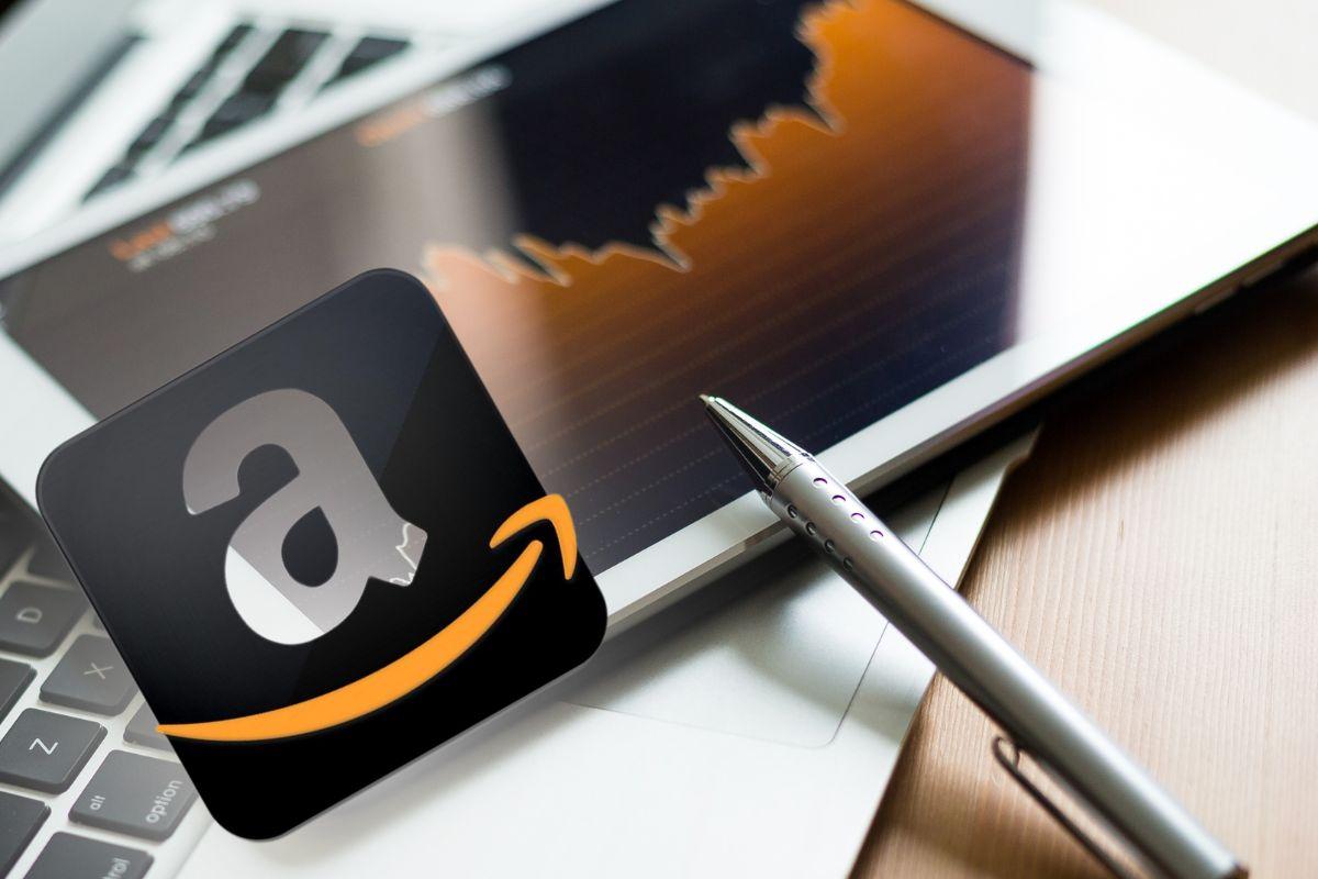 Logo Amazon e trading di mercato su tablet