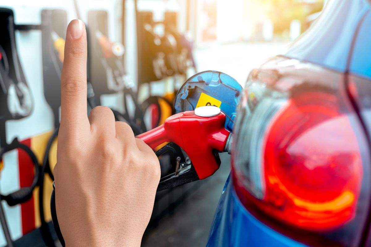 dito indica il numero uno e benzina e diesel in distributore