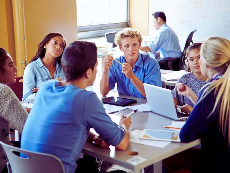 studenti in classe, si confrontano