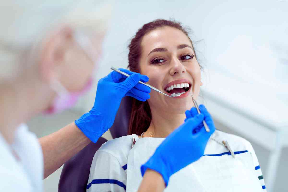 Donna dal dentista