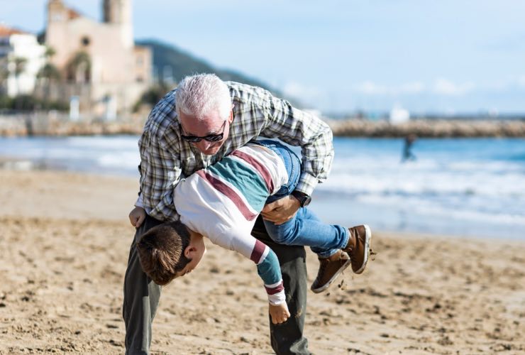 nonno e nipote sulla spiaggia