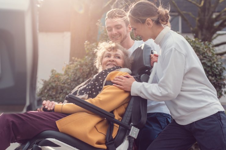 anziana disabile e familiari