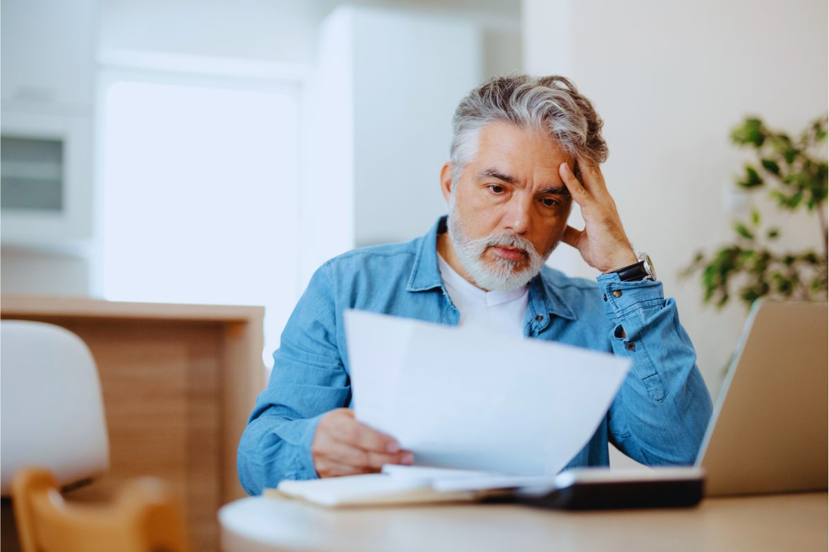 uomo preoccupato per tasse sulla casa