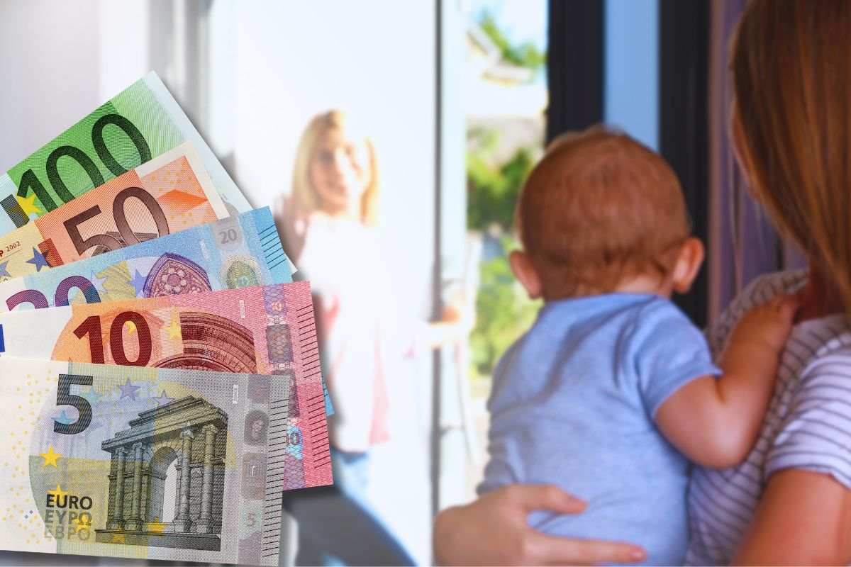 mamma saluta bambino con baby sitter e voucher in banconote euro