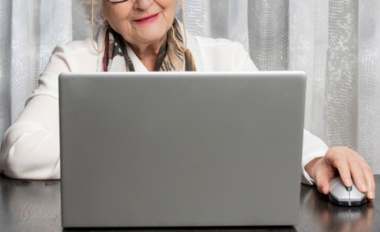 Signora anziana al computer