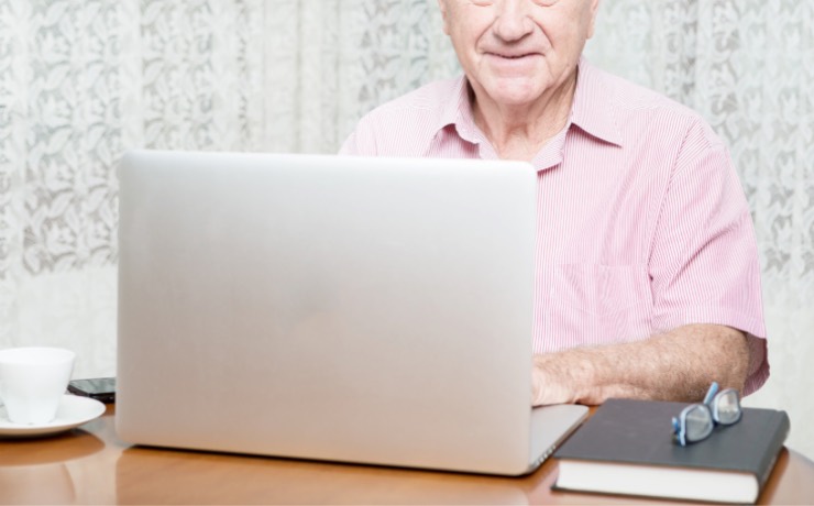 Uomo anziano al computer