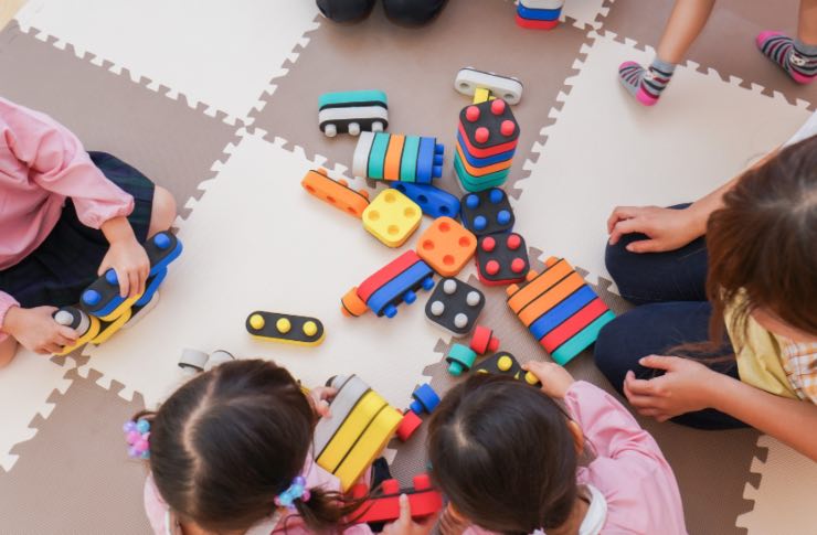 Bambini giocano all'asilo nido