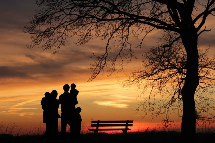 famiglia di fronte al tramonto