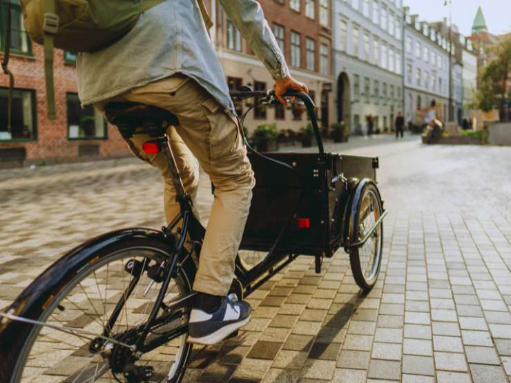 ragazzo guida cargo bike