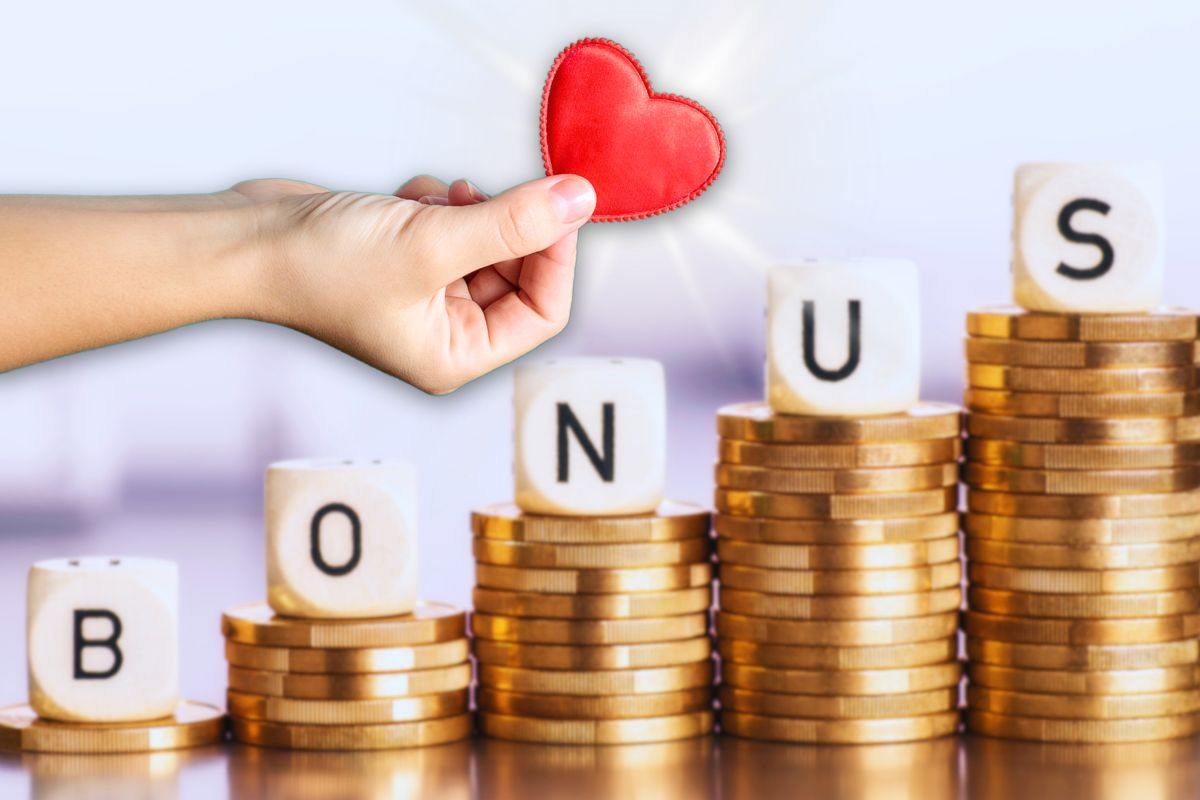 mano che dona simbolo cuore e monete euro con scritta bonus