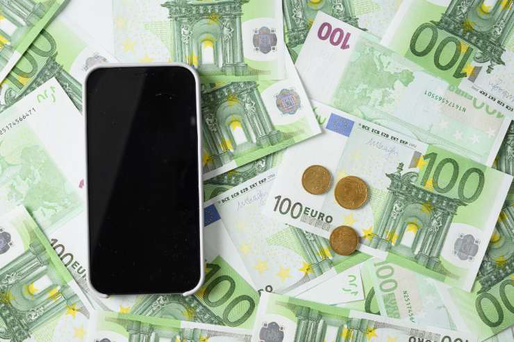 banconote e monete euro e cellulare