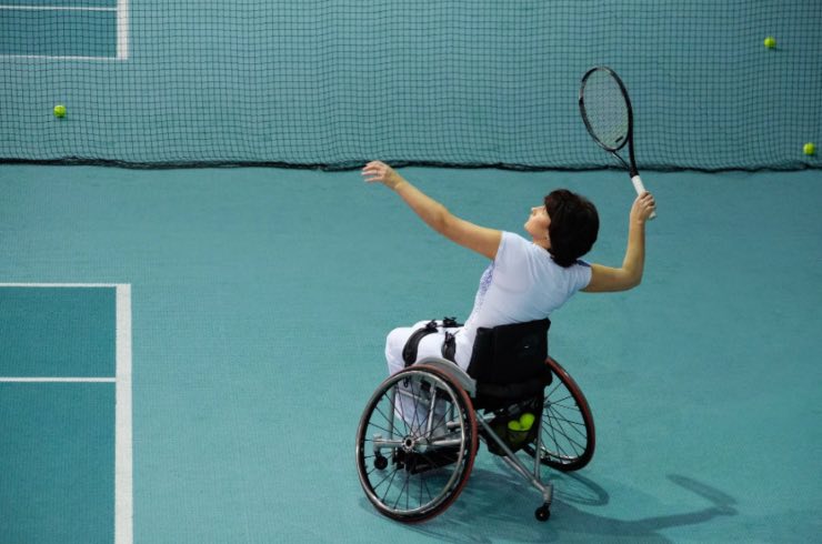 Signora disabile gioca a tennis