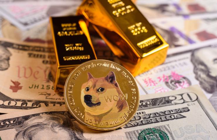 Dogecoin insieme a lingotti e banconote