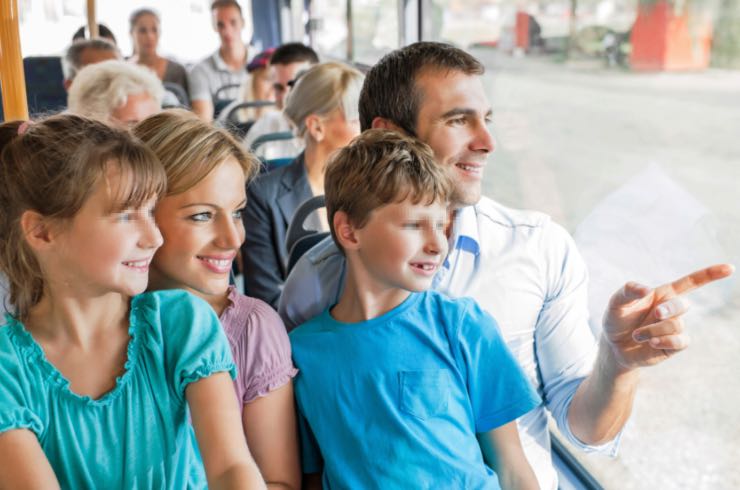 Famiglia in autobus