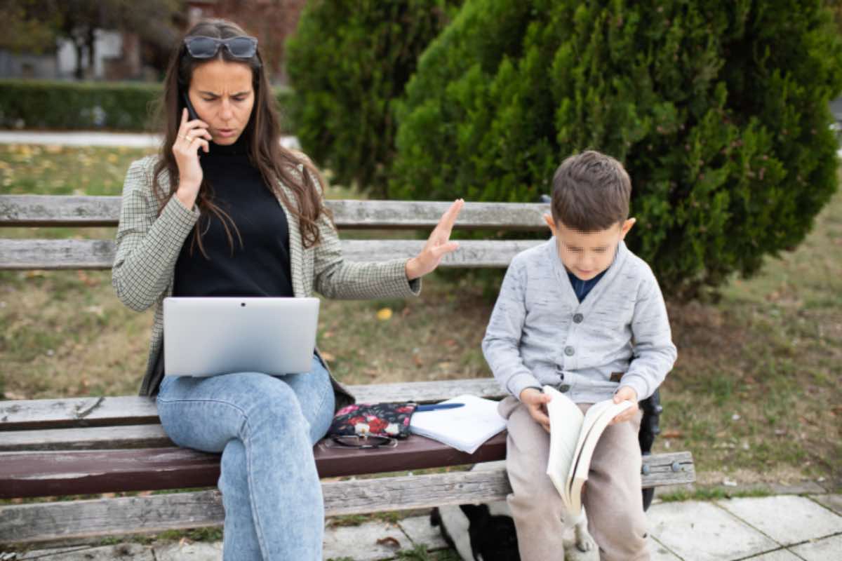 Mamma al computer con il figlio vicino