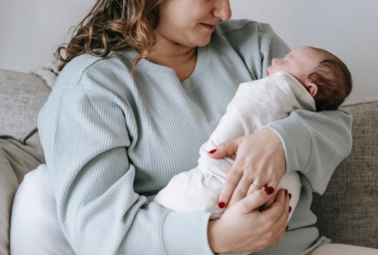 Mamma insieme al neonato