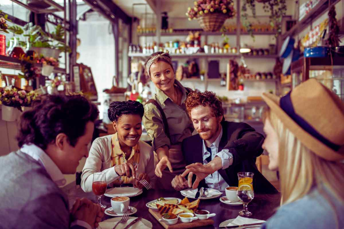 persone mangiano al ristorante 