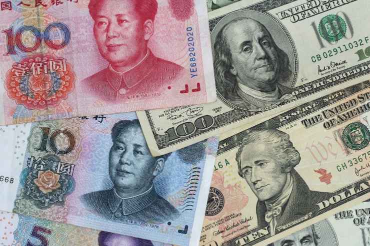 banconote dollaro e renminbi