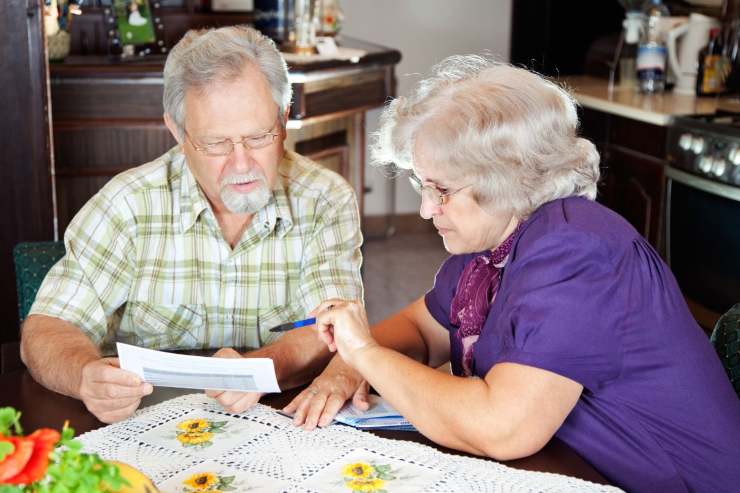 pensionati leggono documenti