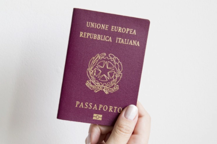 Passaporto italiano in mano