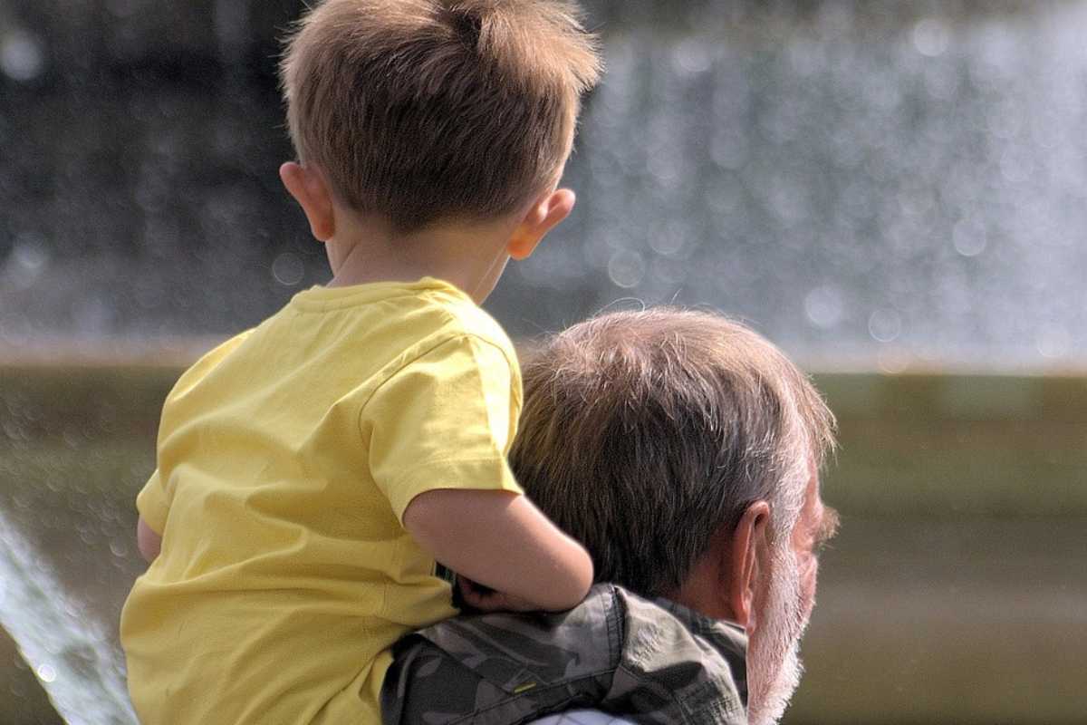 nonno e nipote sulle spalle