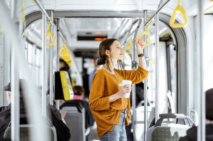 Ragazza viaggia in un tram