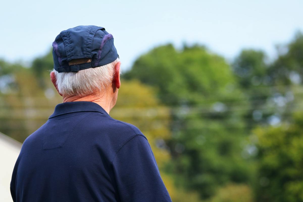 Pensionato che scruta l'orizzonte