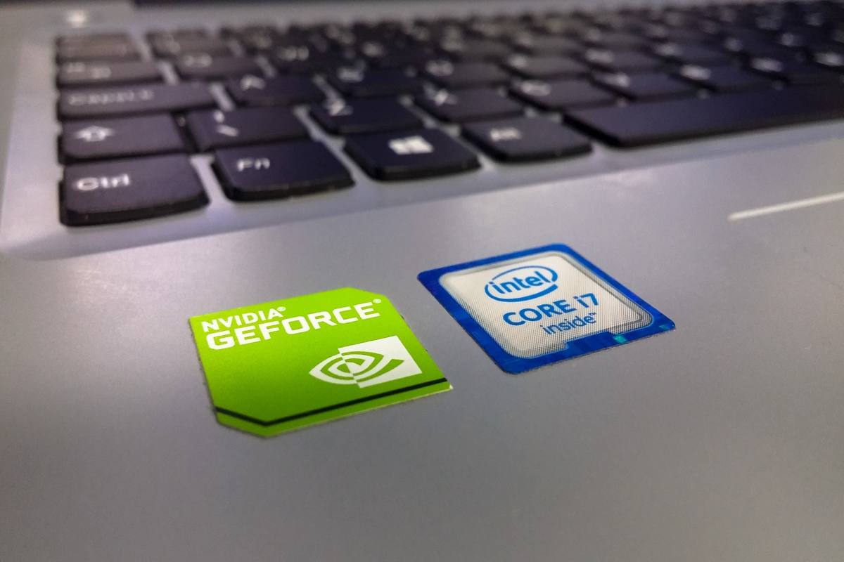 Computer e marchio Nvidia e Intel