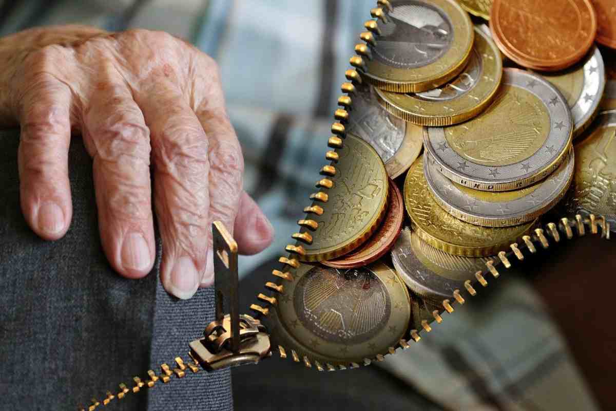 Soldi e mano di un pensionato