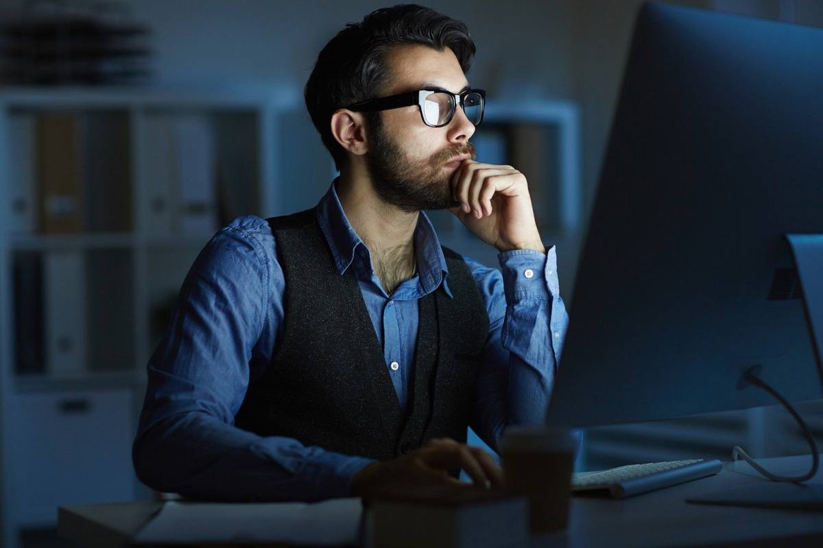 Persona che guarda il monitor di un computer