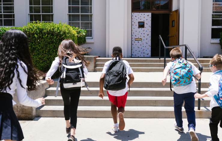 bambini che corrono a scuola 