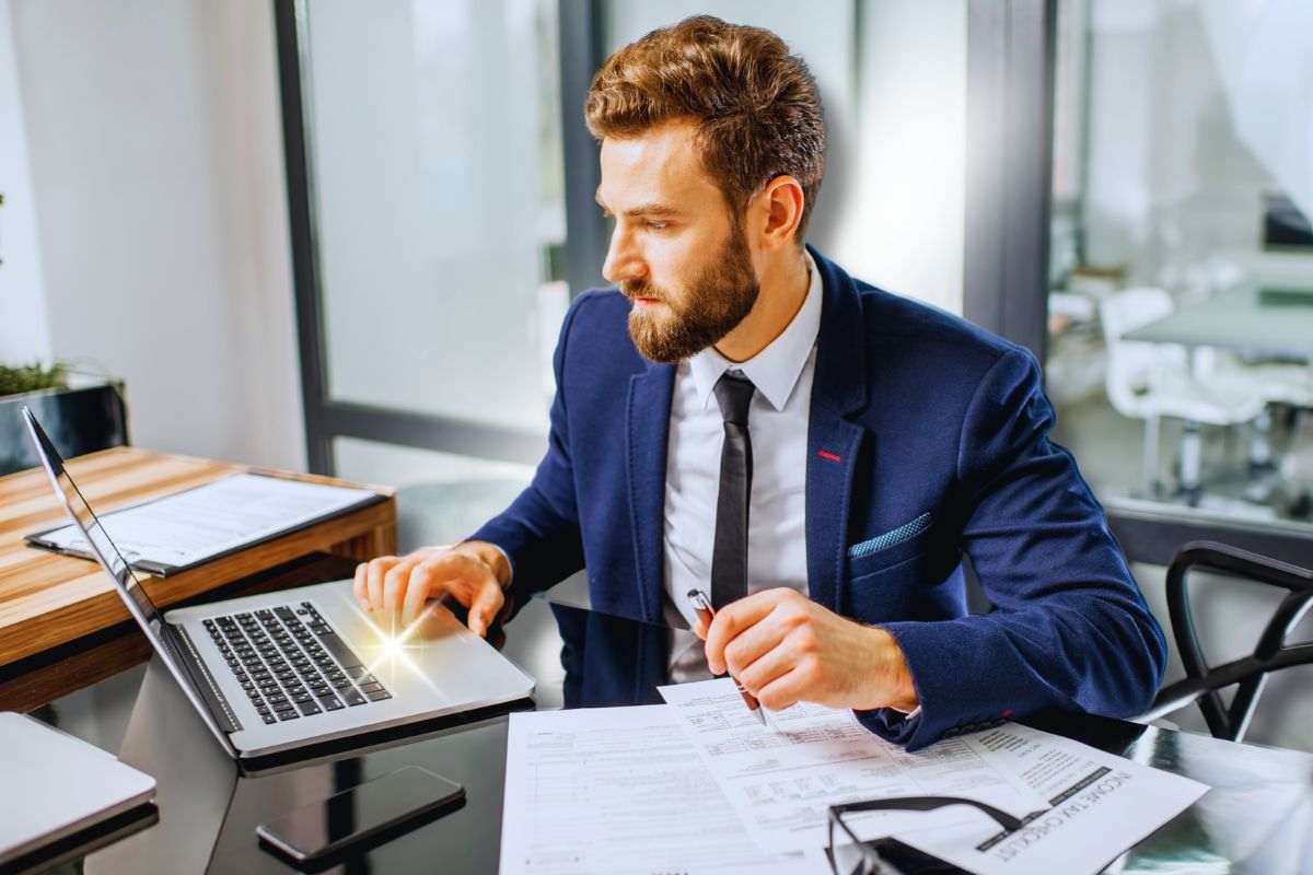 lavoratore con assunzione immediata è al pc