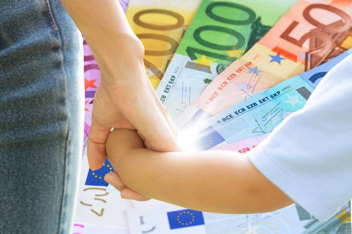 banconote euro sfondo e mamma e figlio mano nella mano