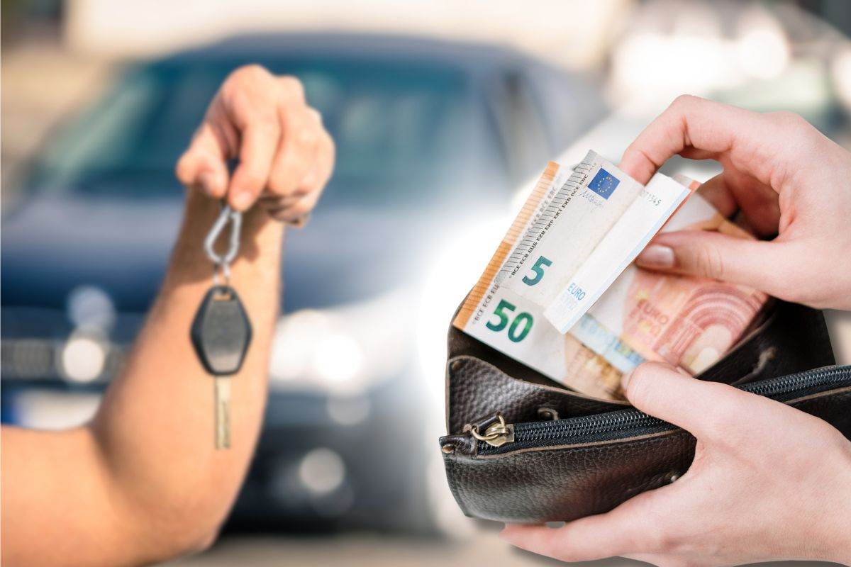 chiavi in mano di auto usata e portafoglio con banconote euro