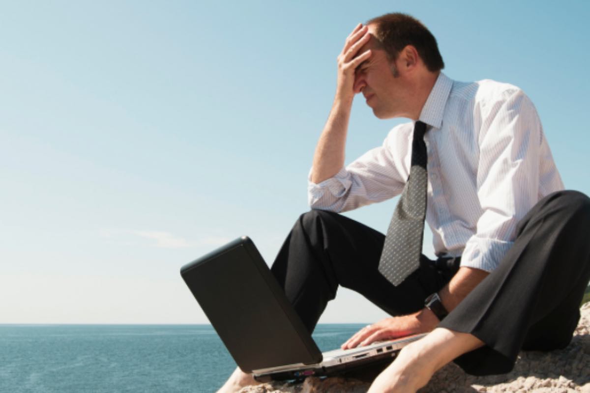 lavoratore al pc in spiaggia