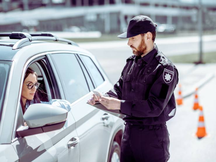 poliziotto ferma ragazza