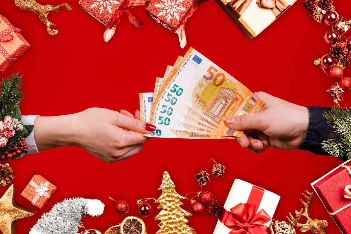 restituzione bonus natale in banconote da 50 euro e cornice con simboli della festa