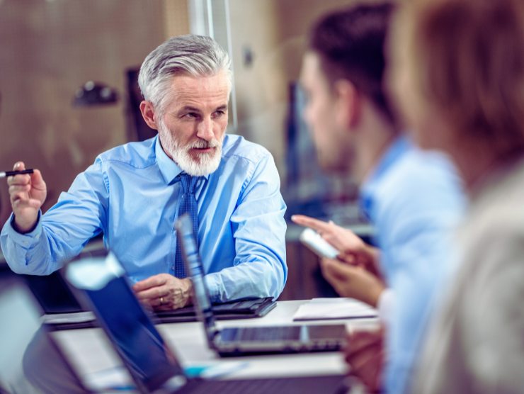 capo azienda discute con dipendenti