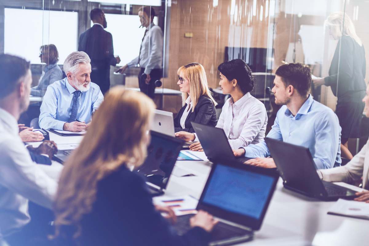 capo azienda parla con lavoratori