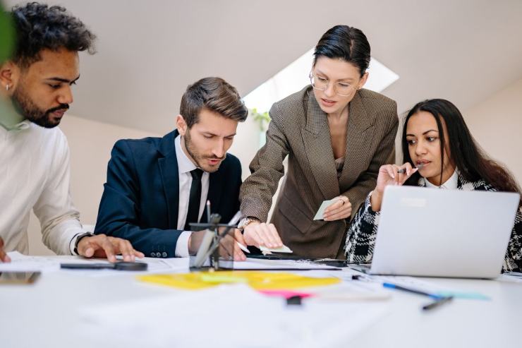 lavoratori leggono notizia assunzione immediata di Corte dei Conti